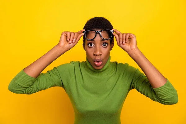 Foto van opgewonden verbaasd trans vrouw dragen groene coltrui grote ogen geïsoleerde gele kleur achtergrond — Stockfoto