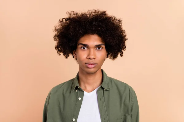 Retrato de chico lindo contenido atractivo con peinado bien cuidado aislado sobre fondo de color pastel beige —  Fotos de Stock