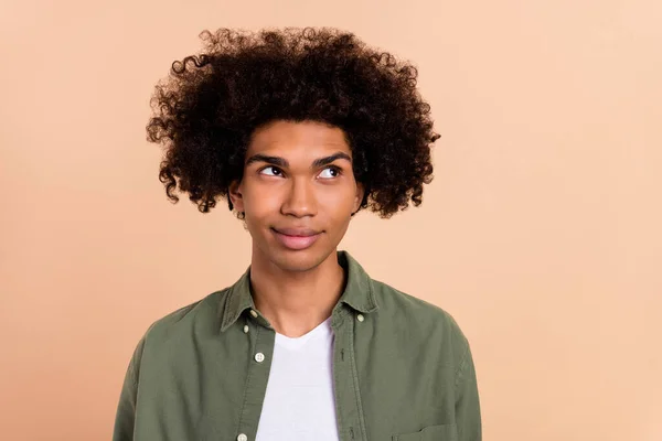 Retrato de chico atractivo mente alegre de pelo ondulado creando solución aislada sobre fondo de color pastel beige — Foto de Stock