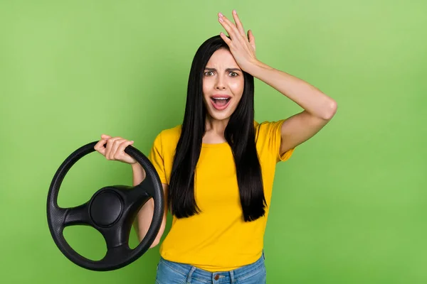 Retrato de impressionado sem palavras pessoa braço cabeça boca aberta olhar câmera isolada no fundo cor verde — Fotografia de Stock