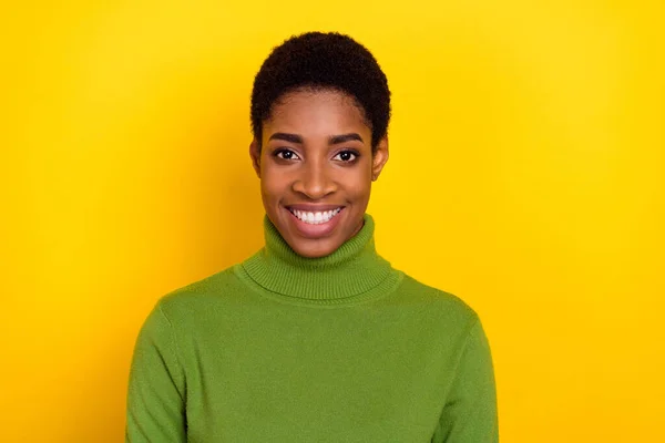 Portrét atraktivní brunet veselá žena na sobě teplé jumper izolované přes pulzující žluté barvy pozadí — Stock fotografie
