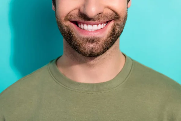 Καλλιεργημένη φωτογραφία του νεαρού χαρούμενου άνδρα toothy χαμόγελο οδοντίατρος στοματική φροντίδα απομονωμένη πάνω από τυρκουάζ φόντο χρώμα — Φωτογραφία Αρχείου