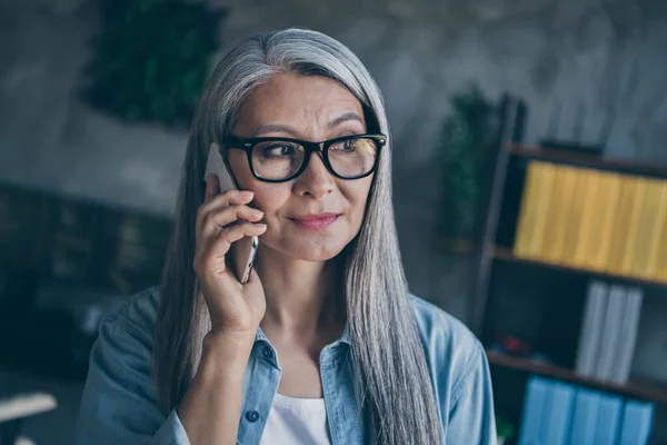 Портрет спокойной сконцентрированной деловой женщины говорят общаться телефон офис на рабочем месте в помещении — стоковое фото