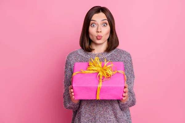 Retrato de chica atractiva sorprendida sosteniendo en las manos regalo festal enviando beso de aire aislado sobre fondo de color pastel rosa —  Fotos de Stock