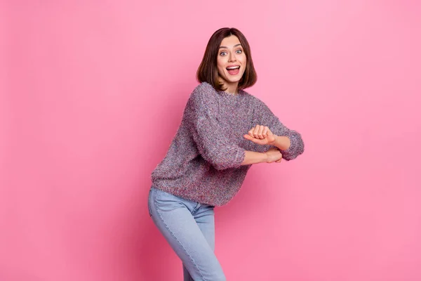 Πορτρέτο της ελκυστική funky έκπληκτος girlish χαρούμενο κορίτσι χορεύει διασκεδάζοντας απομονωμένη πάνω από ροζ παστέλ χρώμα φόντο — Φωτογραφία Αρχείου