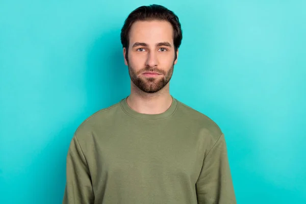 Fotografie pěkný brunet muž nosit zelenou košili izolované na pozadí teal barva — Stock fotografie