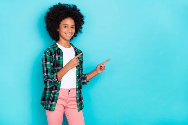 Φωτογραφία από χαρούμενα μικρή κυρία δείχνουν δείκτη κενό χώρο καινοτομία φορούν καρό πουκάμισο απομονωμένο φόντο teal χρώμα — Φωτογραφία Αρχείου