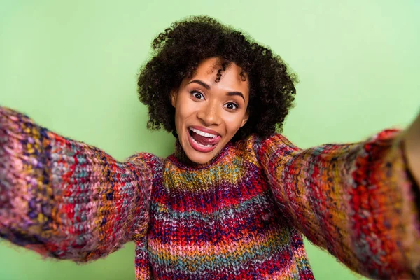 Portrét pozitivní hezká dívka vzít selfie jazyk lízat zuby dobrá nálada izolované na zeleném pozadí — Stock fotografie