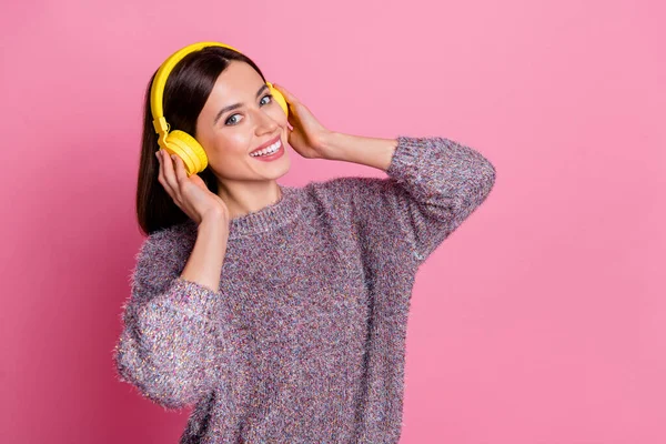 Retrato de atractiva linda chica alegre escuchando solo descanso pasar tiempo libre aislado sobre fondo de color pastel rosa — Foto de Stock