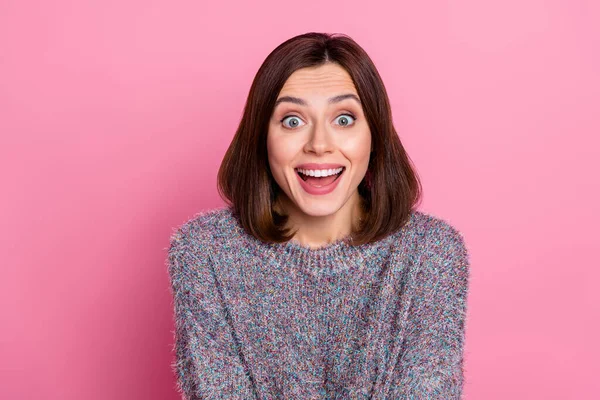 Portrét atraktivní veselý ohromený funky dívka náhlé novinky dárek reakce izolované přes růžové pastelové barvy pozadí — Stock fotografie