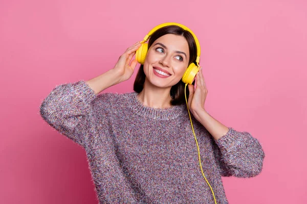 Retrato de chica alegre atractiva escuchando canción disfrutando del rock roll diferente solo aislado sobre fondo de color pastel rosa — Foto de Stock