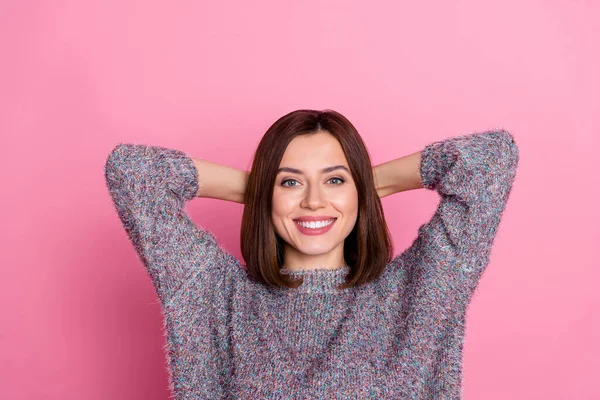Retrato de chica alegre atractiva descansando tiempo libre buen humor aislado sobre fondo de color pastel rosa —  Fotos de Stock