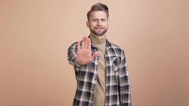 Katı adam, sembolü durdurur x kolları izole edilmiş pastel arka plan — Stok video