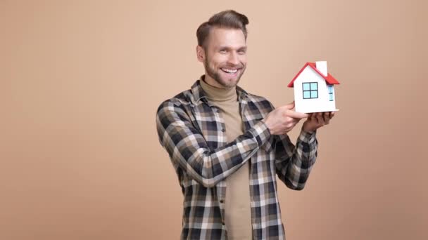 Heyecanlı adam kazandı rüya evi satın al izole edilmiş pastel arka plan neşelen — Stok video