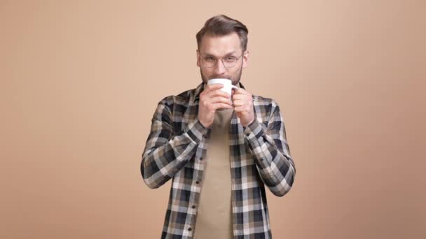 Positivo cara gerente beber café expresso isolado cor pastel fundo — Vídeo de Stock