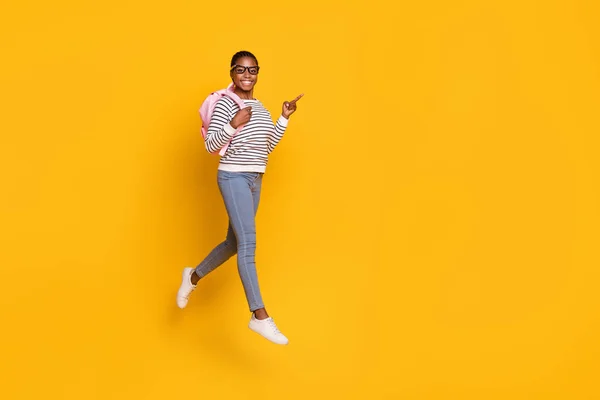 전체 길이의 사진어린 소녀 점프의 손가락빈 공간 프로 모 선택노란 색 배경에 분리 된 것을 보여 줍니다. — 스톡 사진