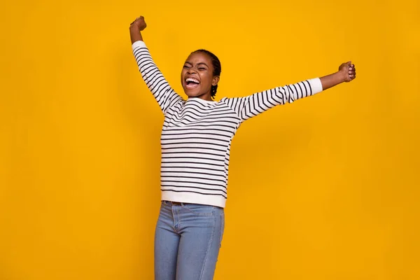 Foto av ung glad flicka gott humör glädje lycka triumf nävar händerna isolerade över gul färg bakgrund — Stockfoto