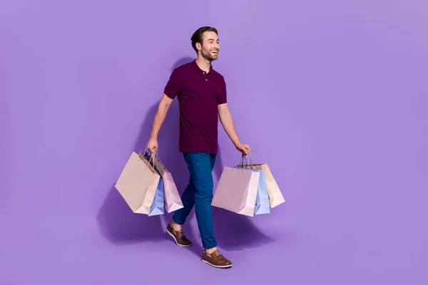 Full size photo of trend millennial brunet guy do shoppping go wear t-shirt pants shoes isolated on purple background — Stock fotografie