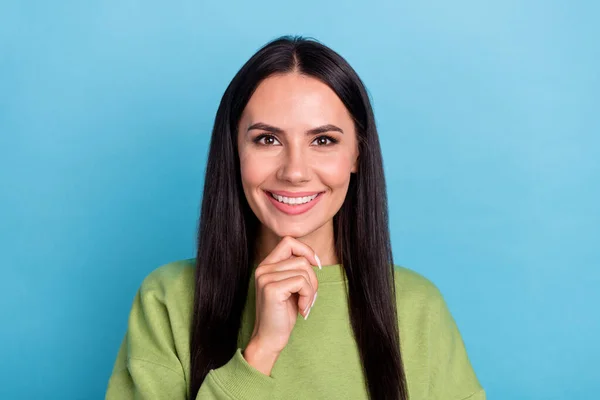 Portret van een goede humeur positieve zakelijke dame denken over nieuwe project start-up geïsoleerd op blauwe kleur achtergrond — Stockfoto