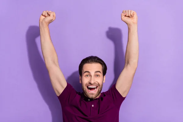 Foto de homem encantado extático bonito gritar ganhar prêmio de dinheiro campeão da loteria isolado no fundo cor violeta — Fotografia de Stock