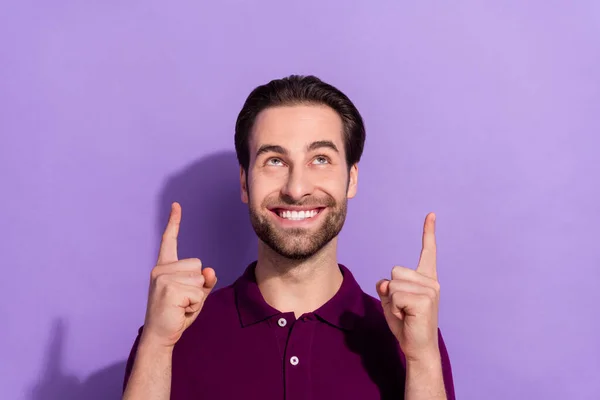 Photo de mignon millennial brunet guy index up porter t-shirt violet isolé sur fond de couleur violette — Photo