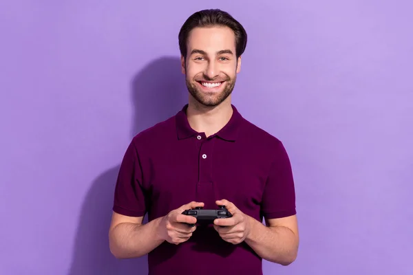 Foto van optimistische jonge brunet jongen play station dragen violet t-shirt geïsoleerd op paarse kleur achtergrond — Stockfoto