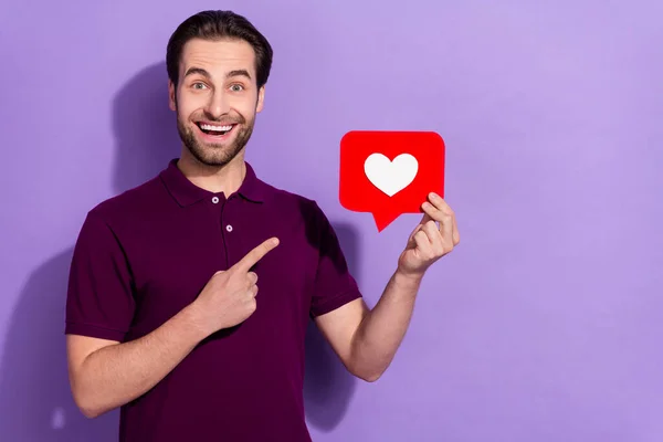 Foto de impressionado millennial morena cara mostrar como usar pólo roxo isolado no fundo cor violeta — Fotografia de Stock