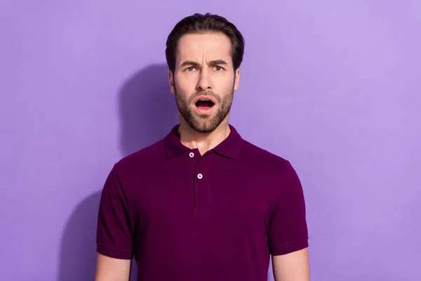 Retrato de guapo impresionado descontento macho desesperado cometió gran problema de error aislado sobre fondo de color violeta — Foto de Stock