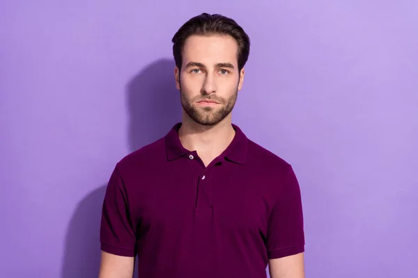 Portrett av en kjekk, streng forretningsmann i lilla t-skjorte isolert på fiolett bakgrunn – stockfoto