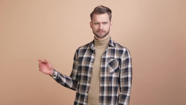 Guy mencoba bertarung dengan tangan hidup menyerang latar belakang warna pastel terisolasi — Stok Video