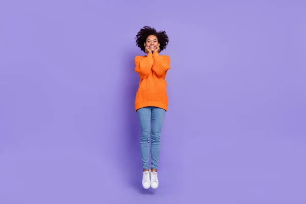 Full längd kroppsstorlek bild av attraktiv glad flickaktig flicka hoppa med kul isolerad på ljusa lila färg bakgrund — Stockfoto