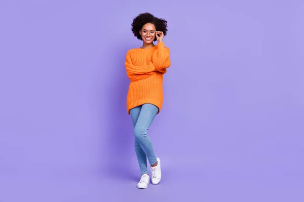 Volledige lichaamsomvang uitzicht van aantrekkelijke vrolijke meisje poseren aanraken specs geïsoleerd over heldere paarse paarse kleur achtergrond — Stockfoto