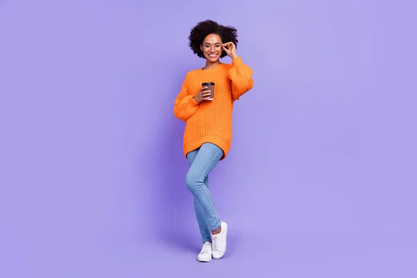 Full längd kroppsstorlek bild av attraktiv glad flicka vidröra specifikationer dricka latte isolerad över ljusa lila violett färg bakgrund — Stockfoto