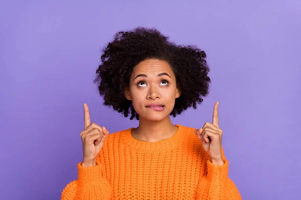 Retrato de chica curiosa atractiva demostrando espacio de copia anuncio morder la decisión del labio aislado sobre el fondo de color violeta brillante — Foto de Stock