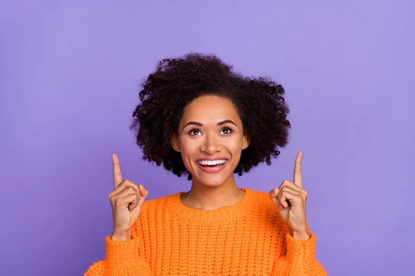 Porträtt av attraktiv glad flicka visar upp kopia tomt utrymme annons isolerad över ljusa lila violett färg bakgrund — Stockfoto