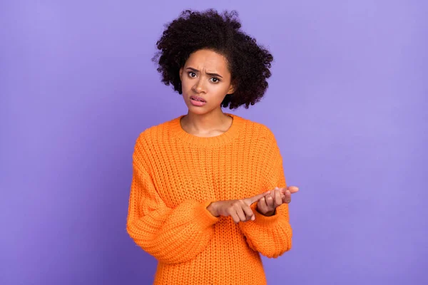 Portrét atraktivní hádající se dívka říká předstírání izolované přes jasně fialové fialové barvy pozadí — Stock fotografie