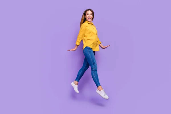 Full size profil boczne zdjęcie wesołej dziewczyny zabawy skoki relaks podczas wakacji odizolowanych na fioletowym tle koloru — Zdjęcie stockowe