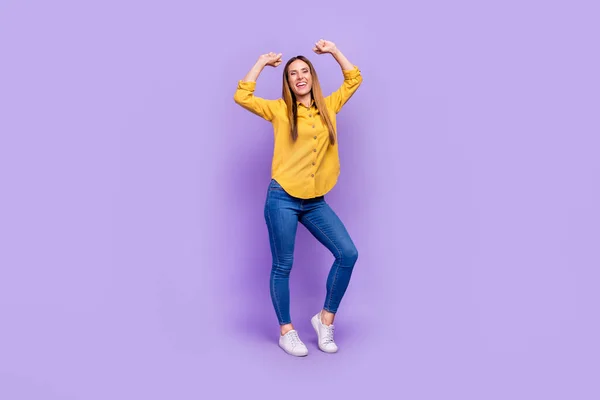 Helkroppsfoto av överlycklig energisk dam dans höja nävar fira hennes seger isolerad på violett färg bakgrund — Stockfoto