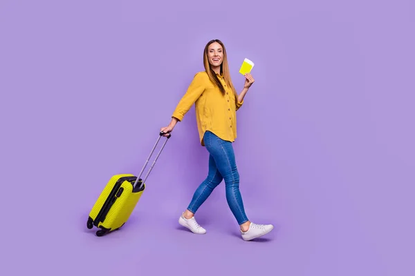 명랑 한 젊은 아가씨의 전체 크기 사진은 보라색 배경에 고립된 공항으로 휴가를 떠나는 모습 — 스톡 사진