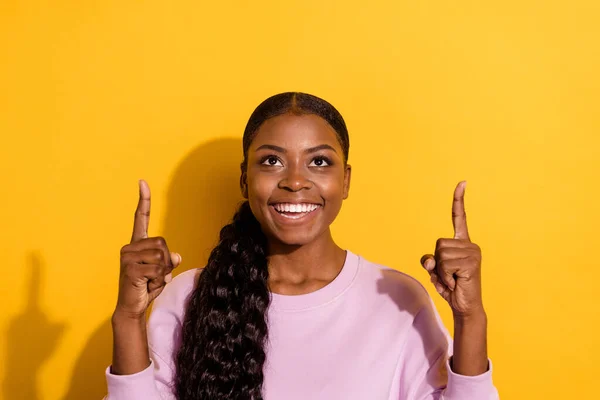 Φωτογραφία του ενθουσιασμένοι θετική εμφάνιση πρόσωπο δείχνουν τα δάχτυλα μέχρι κενό χώρο που απομονώνονται σε κίτρινο χρώμα φόντο — Φωτογραφία Αρχείου