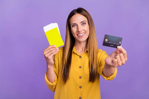 Фото молодой красивой девушки рекомендую вам беспроводной NFC кредитной карты для путешествий пойти в отпуск изолированы на фиолетовый цвет фона — стоковое фото
