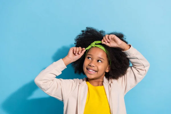 Портрет привлекательной веселой любопытной девочки школьница фиксируя мышление копировать пространство изолированы на ярком синем фоне цвета — стоковое фото