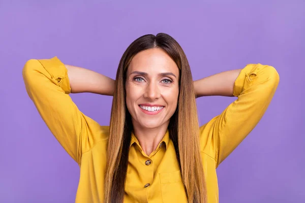 Top vista foto de bom humor muito feminino relaxante durante seus dias de fim de semana isolado no fundo cor roxa — Fotografia de Stock