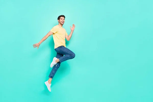 Retrato de perfil em tamanho completo de homem alegre louco pular espaço vazio isolado no fundo cor teal — Fotografia de Stock