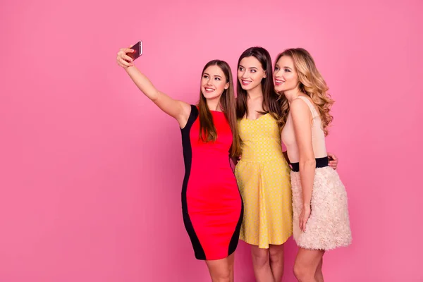 Foto de tres chicas guapas abrazo hacer selfie usar vestido de cóctel aislado sobre fondo de color rosa — Foto de Stock