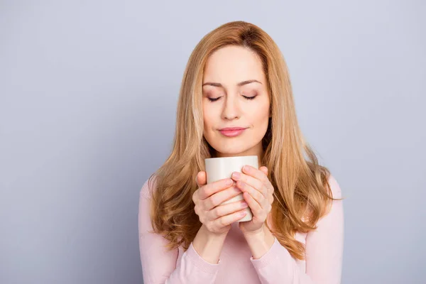 Porträtt av fridfull lugn flicka slutna ögon luktar färsk cappuccino isolerad på grå färg bakgrund — Stockfoto