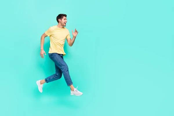 Foto de perfil de comprimento total de homem alegre satisfeito executar olhar espaço vazio isolado no fundo de cor turquesa — Fotografia de Stock