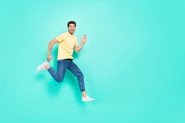 Volledige lengte profiel foto van opgewonden vrolijke persoon haast lopen geïsoleerd op turquoise kleur achtergrond — Stockfoto