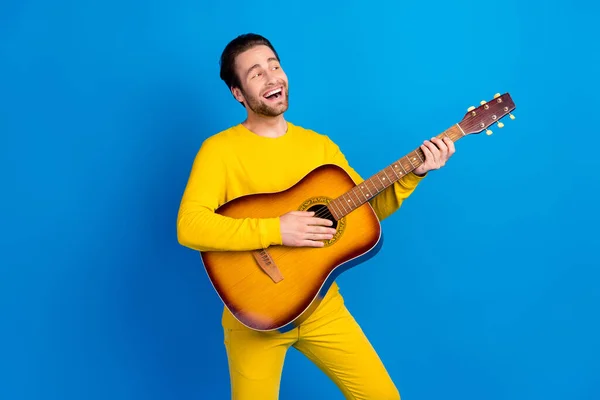 Portrait d'attrayant gai gars jouer de la guitare chantant pop single isolé sur fond bleu vif couleur — Photo