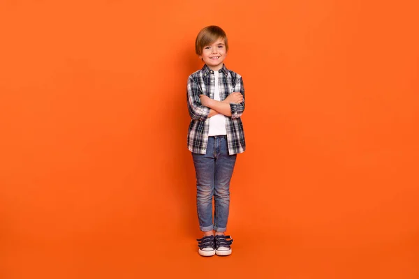 Pełnowymiarowe zdjęcie młodego wesołego chłopca składane ręce stojące izolowane nad pomarańczowym tle koloru — Zdjęcie stockowe